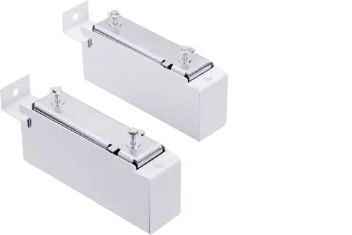 Produktfoto zeigt zwei STIEBEL ELTRON Vario-Konsolen ZWVK 1 in Weiß. Die Konsolen haben Metallbefestigungen mit Schrauben und einen seitlichen Abstandhalter.